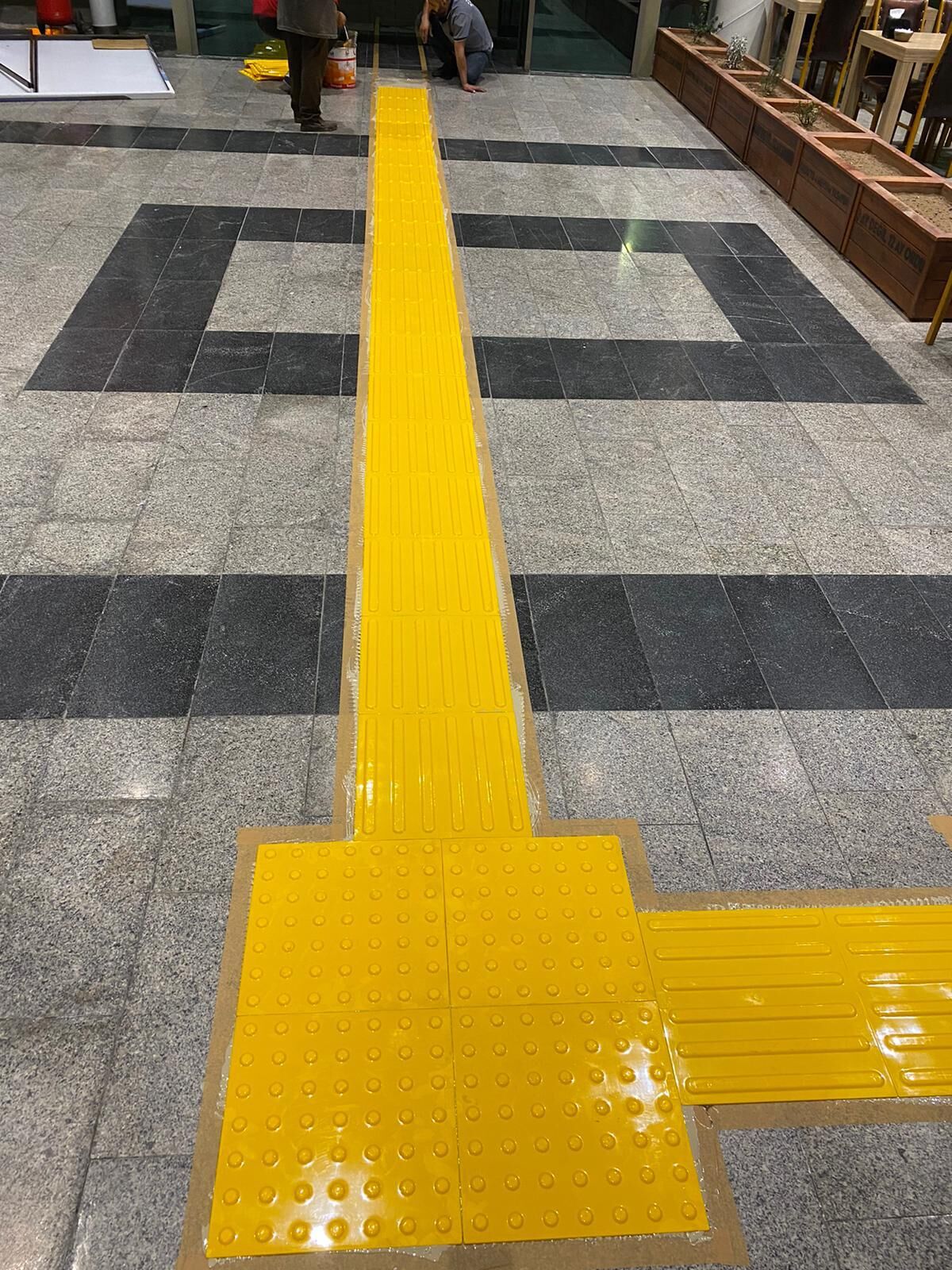 Hissedilebilir Yüzey Görme Engelli Yürüme Yüzeyleri Çubuk (Sarı) 30x30cm