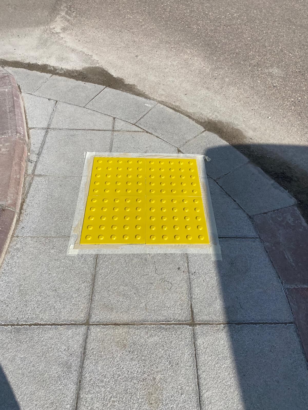 Hissedilebilir Yüzey Görme Engelli Yürüme Yüzeyleri Çubuk (Sarı) 30x30cm