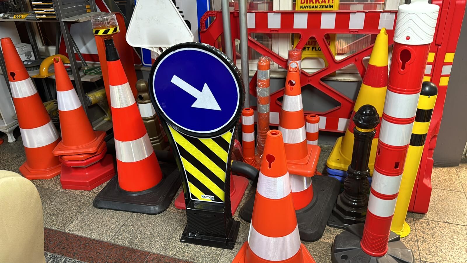 Kauçuk Tabanlı Duba Plastik Trafik Konisi Huni Yol Otopark Dubası 100 cm Ankara