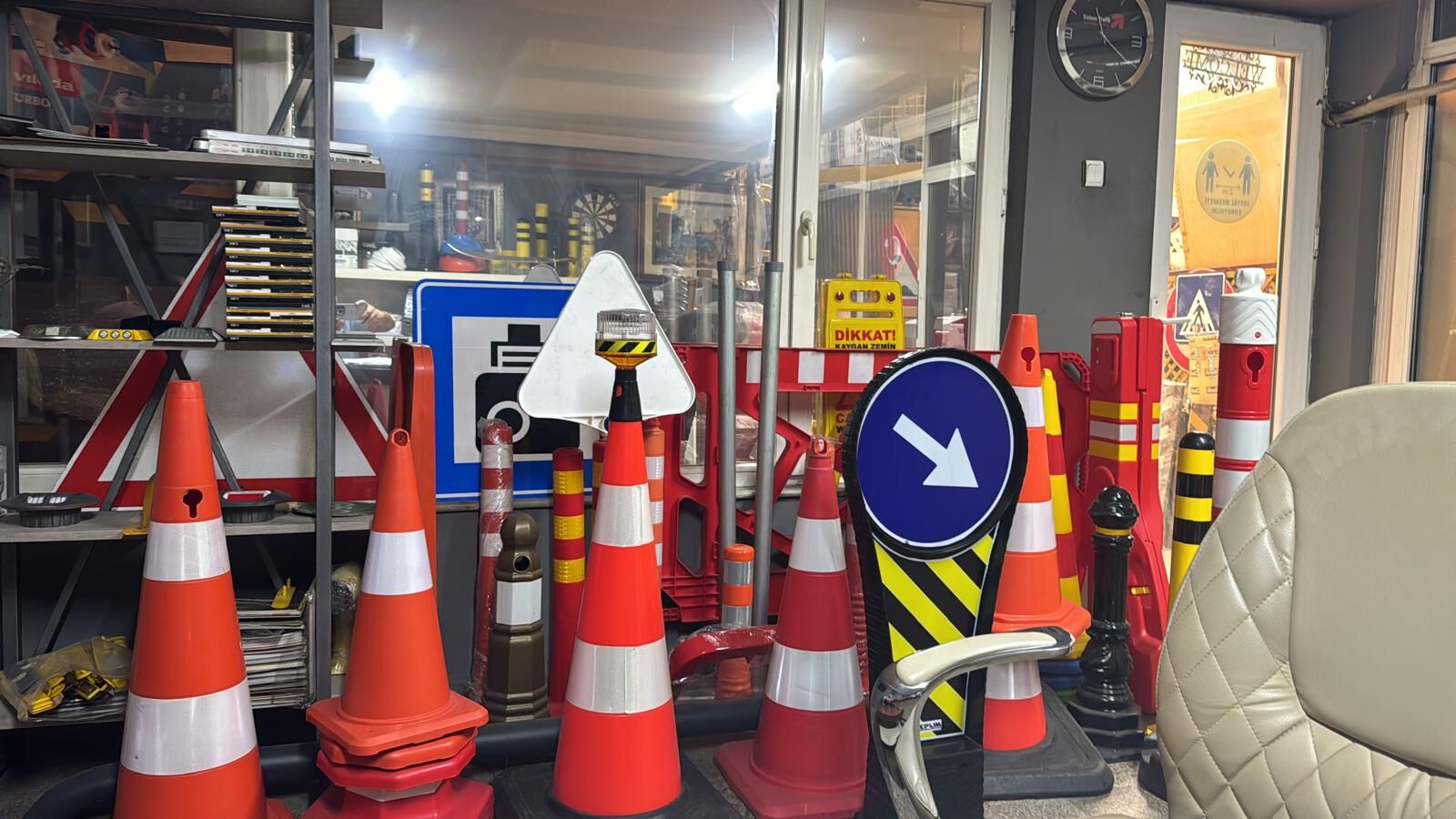 Kauçuk Tabanlı Duba Plastik Trafik Konisi Huni Yol Otopark Dubası 100 cm Ankara