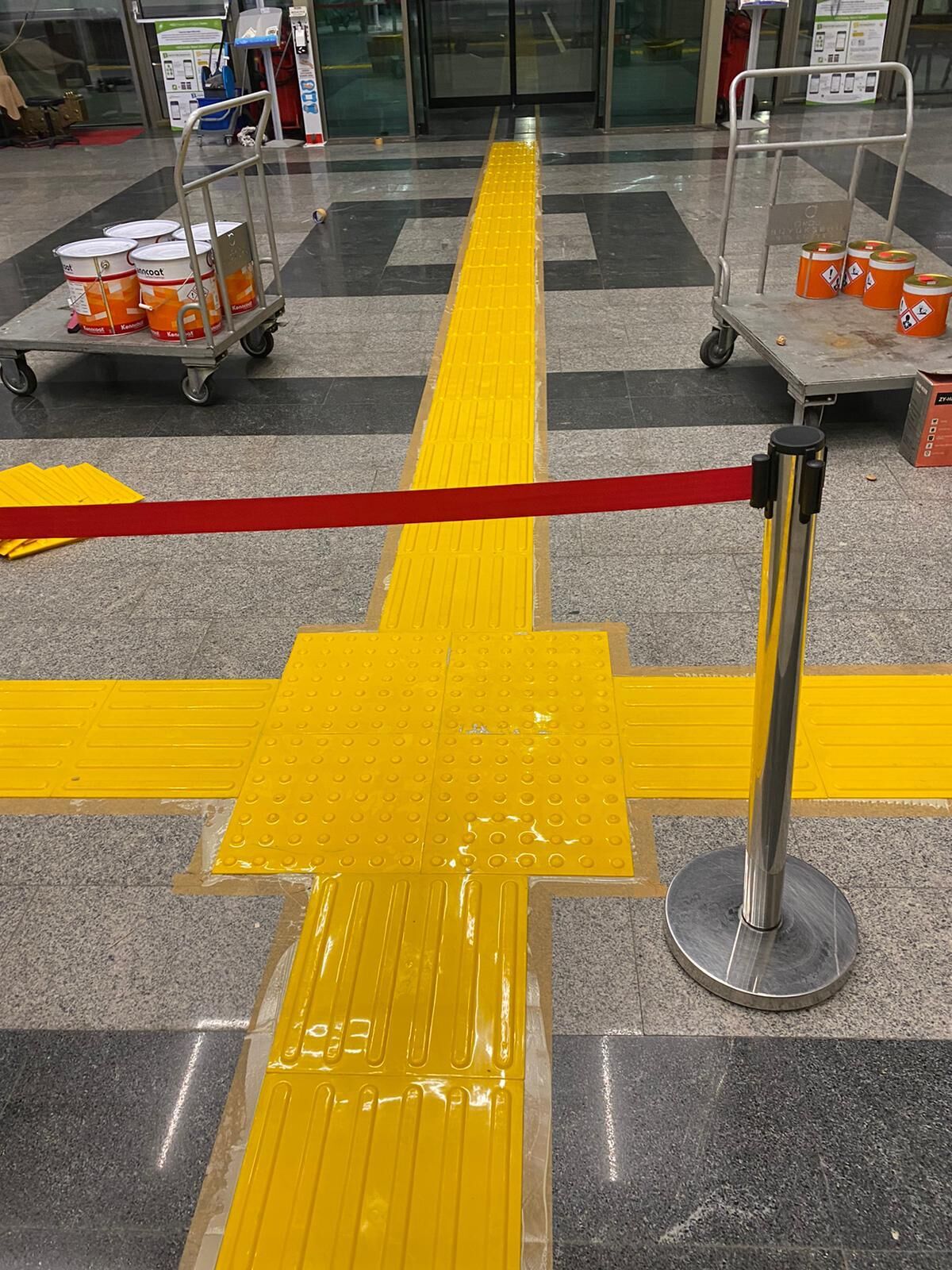 Hissedilebilir Yüzey,Görme Engelli Yürüme Yüzeyleri ,Yürüme işaretlemeleri Uyarıcı Tip (Sarı) 40x40 cm